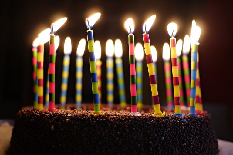 Tarta de cumpleaños con varias velas encendidas