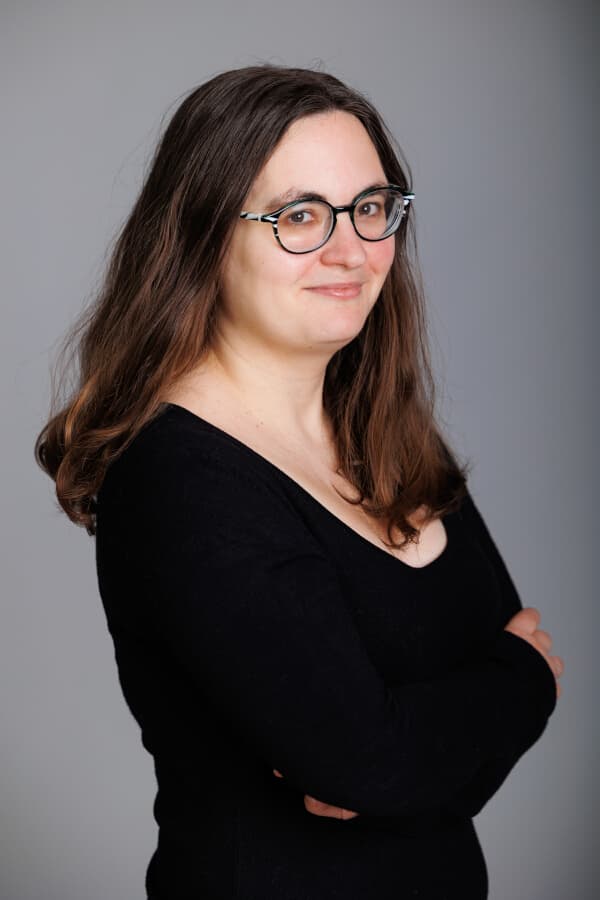 Itziar Santín, from 3/4, looking at the camera with a smile and crossed arms