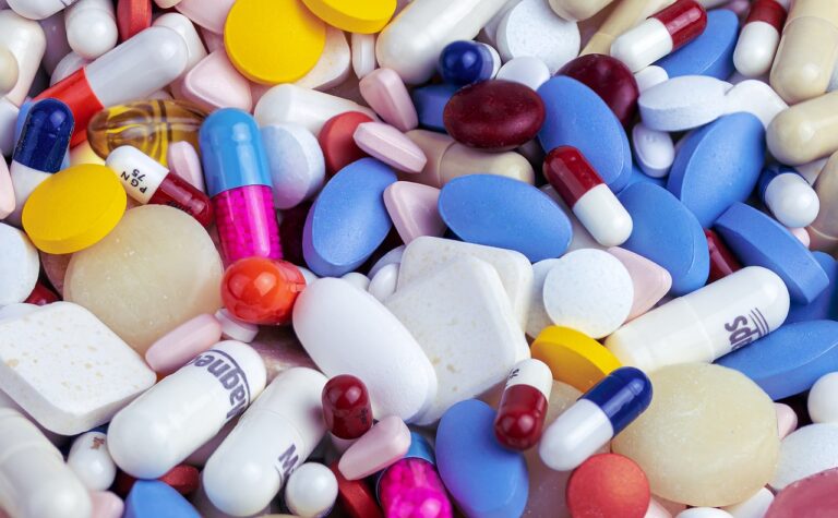Foto de un montón de pastillas de diferentes tamaños y colores.