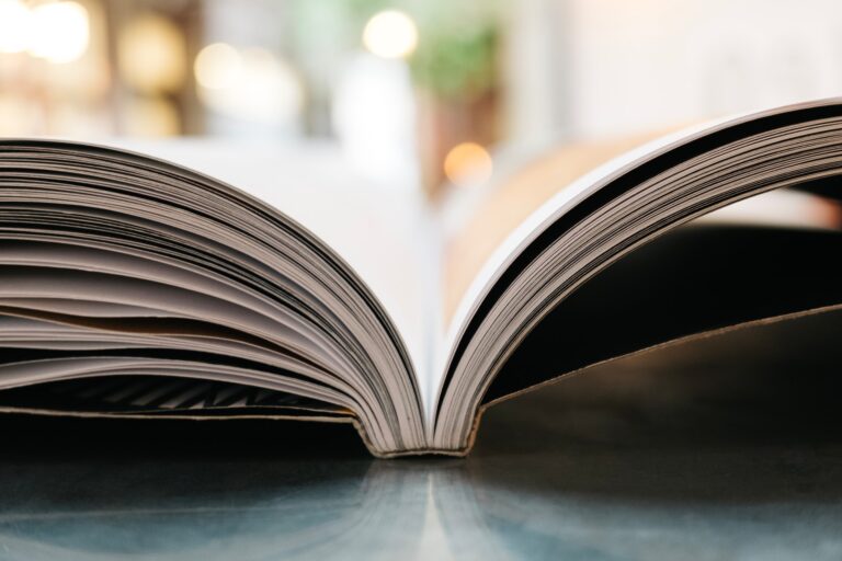 Foto de un libro abierto encima de una mesa.